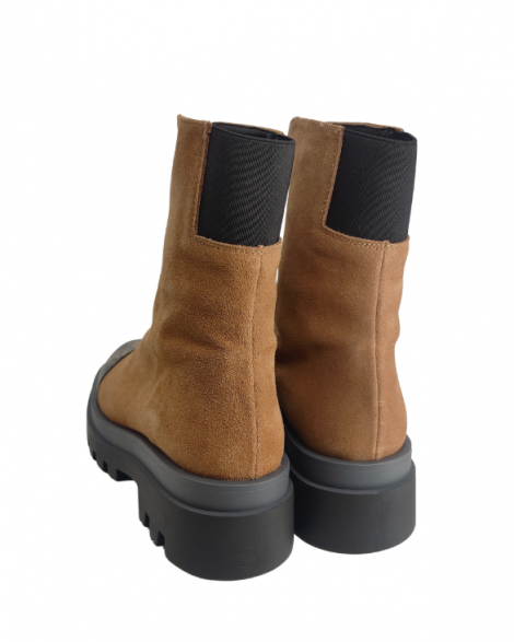 Vosso Moda Botín serraje camel con puntera piel