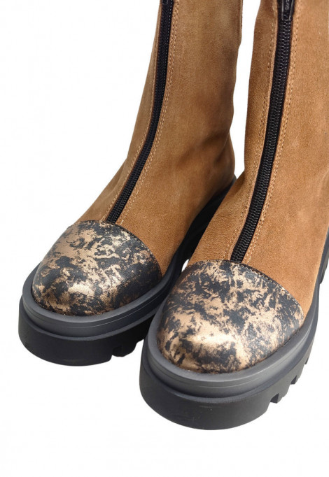 Vosso Moda Botín serraje camel con puntera piel